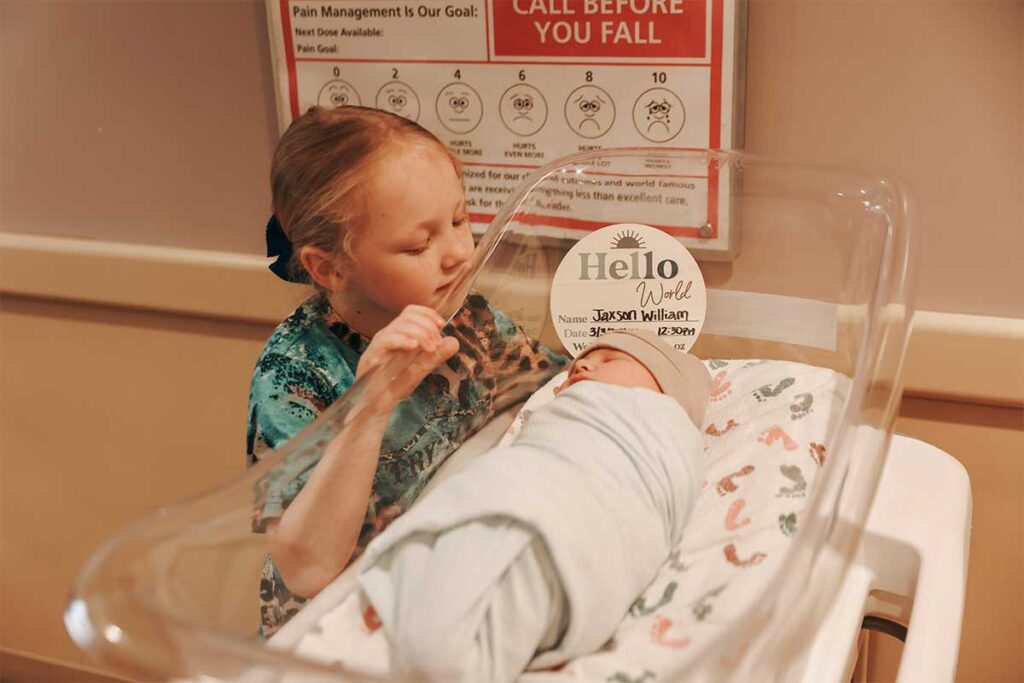 newborn-baby-with-sister